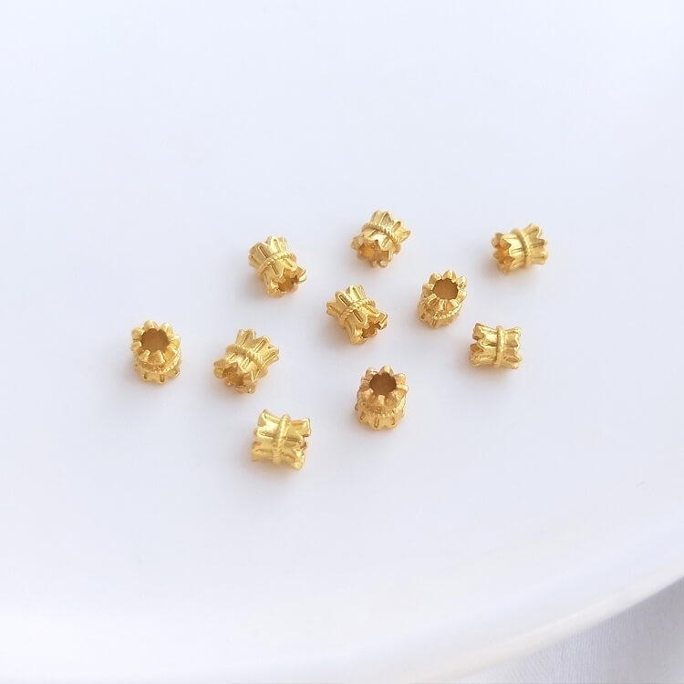 18K matte gold double-sided spacer beads four-leaf clover wreath crown bead spacer