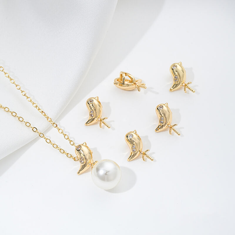 Geometric necklace pendant with zircon, bird, four-leaf clover, heart-shaped pearl setting