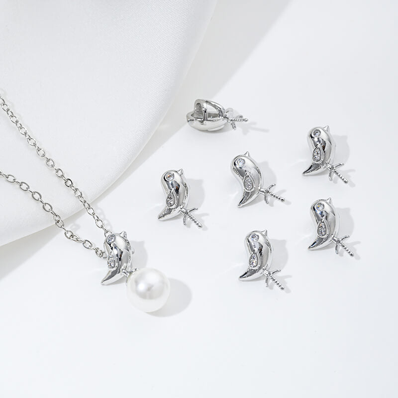 Geometric necklace pendant with zircon, bird, four-leaf clover, heart-shaped pearl setting