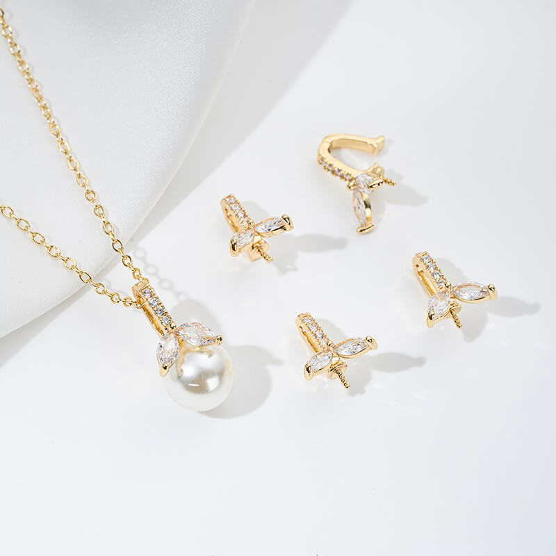 Geometric necklace pendant with zircon, bird, four-leaf clover, heart-shaped pearl setting