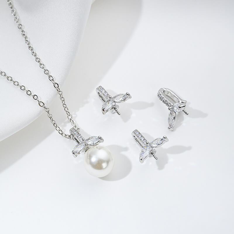 Geometric necklace pendant with zircon, bird, four-leaf clover, heart-shaped pearl setting