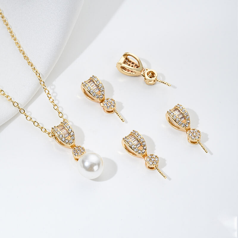 Geometric necklace pendant with zircon, bird, four-leaf clover, heart-shaped pearl setting