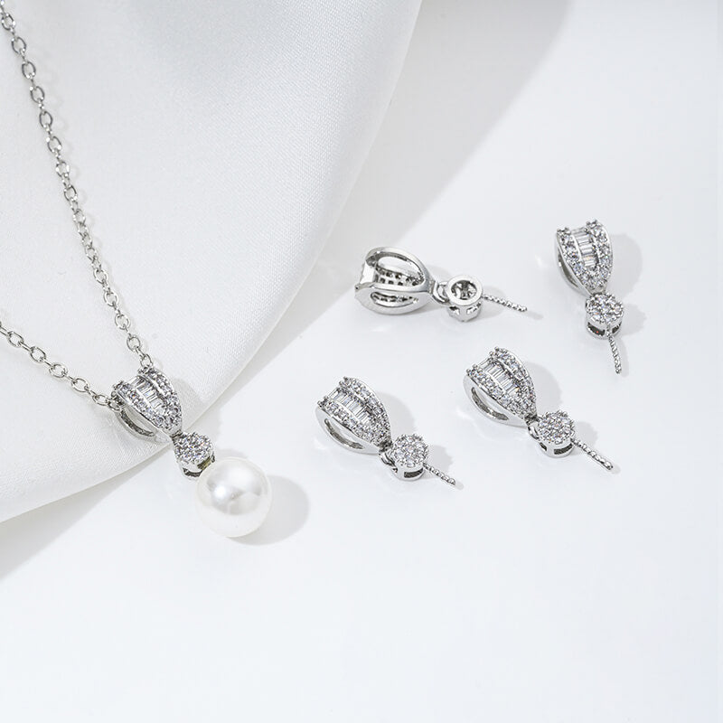Geometric necklace pendant with zircon, bird, four-leaf clover, heart-shaped pearl setting