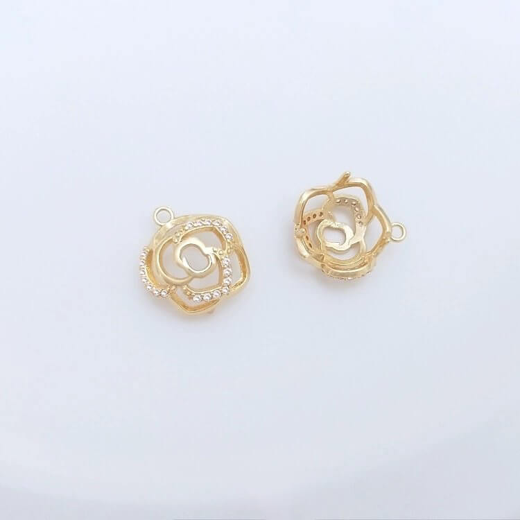 Zircon rose-shaped three-claw pendant with round beads