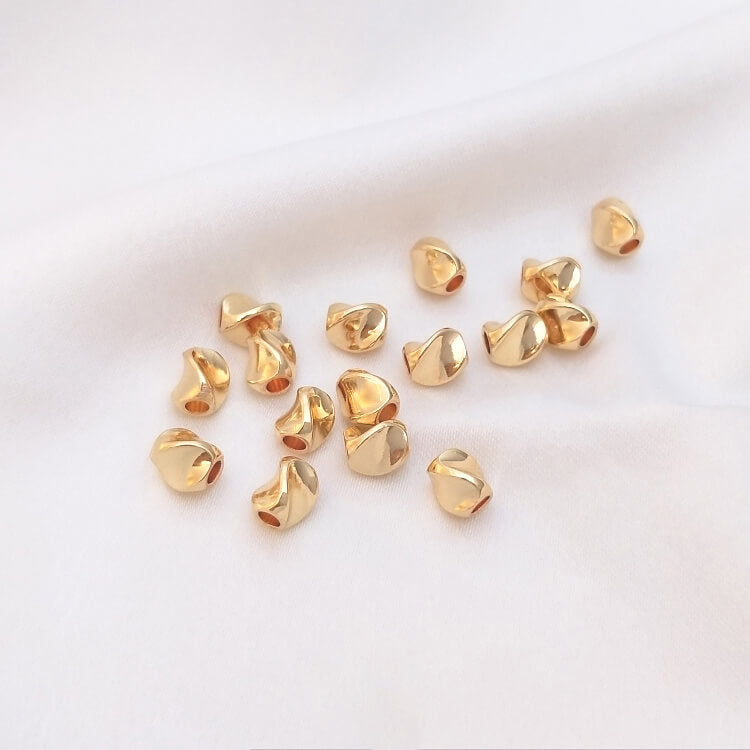 Twisted three-sided curved loose beads