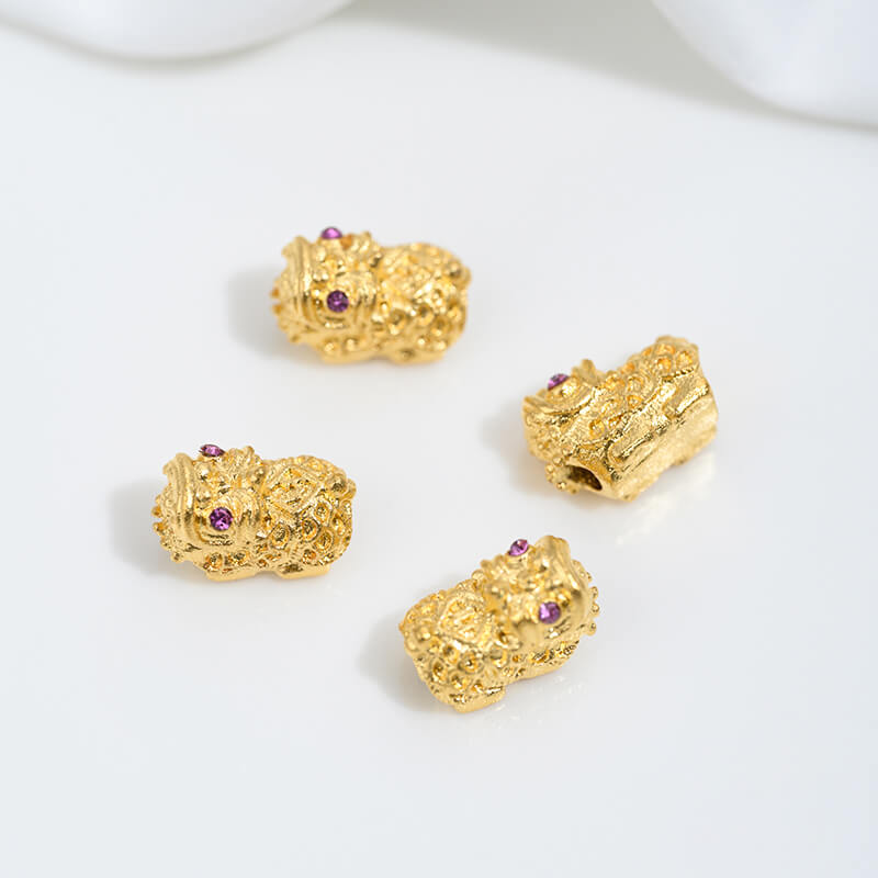 Sand gold inlaid with ruby and green diamonds, spacer beads