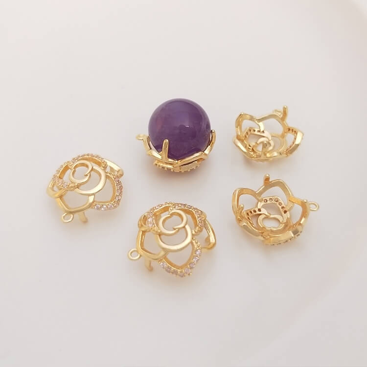 Zircon rose-shaped three-claw pendant with round beads