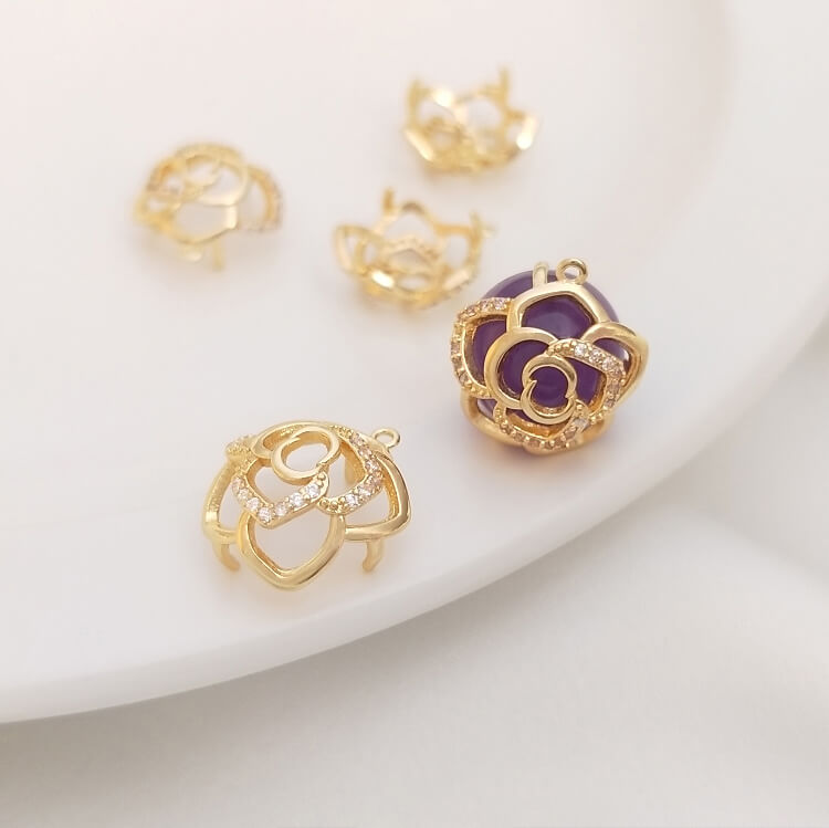Zircon rose-shaped three-claw pendant with round beads