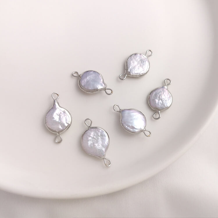 11×20mm natural baroque teardrop pearl double-hole connector in platinum plating.