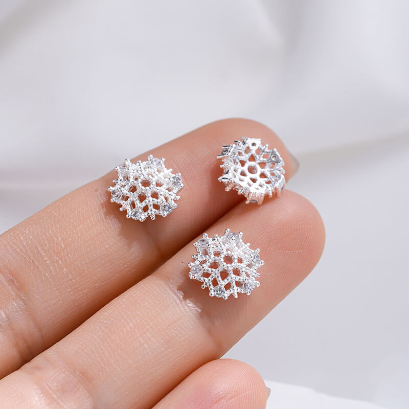 Plum blossom, four-leaf clover, snowflake beaded cap